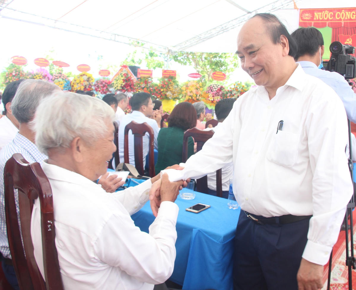 Chủ tịch nước Nguyễn Xuân Phúc trò chuyện, thăm hỏi các đại biểu.