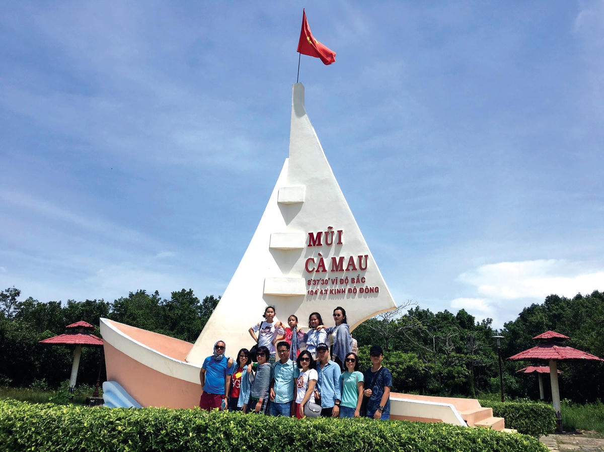 Hình tượng con tàu Tổ quốc vươn ra biển lớn.  