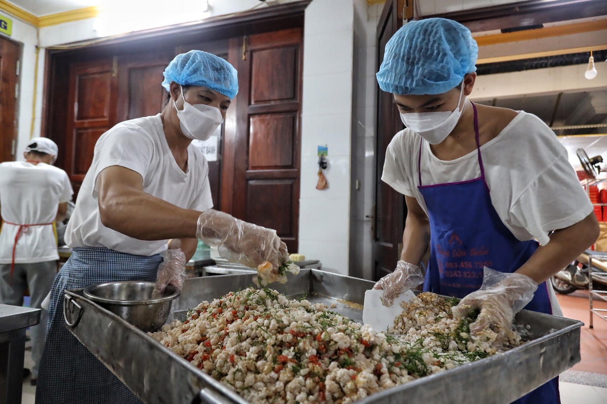 Nguyên liệu làm nhân bánh thập cẩm truyền thống có mỡ lợn, lạp xưởng, quất, lá chanh, hạt sen, giăm bông.. được trộn đều với nhau.