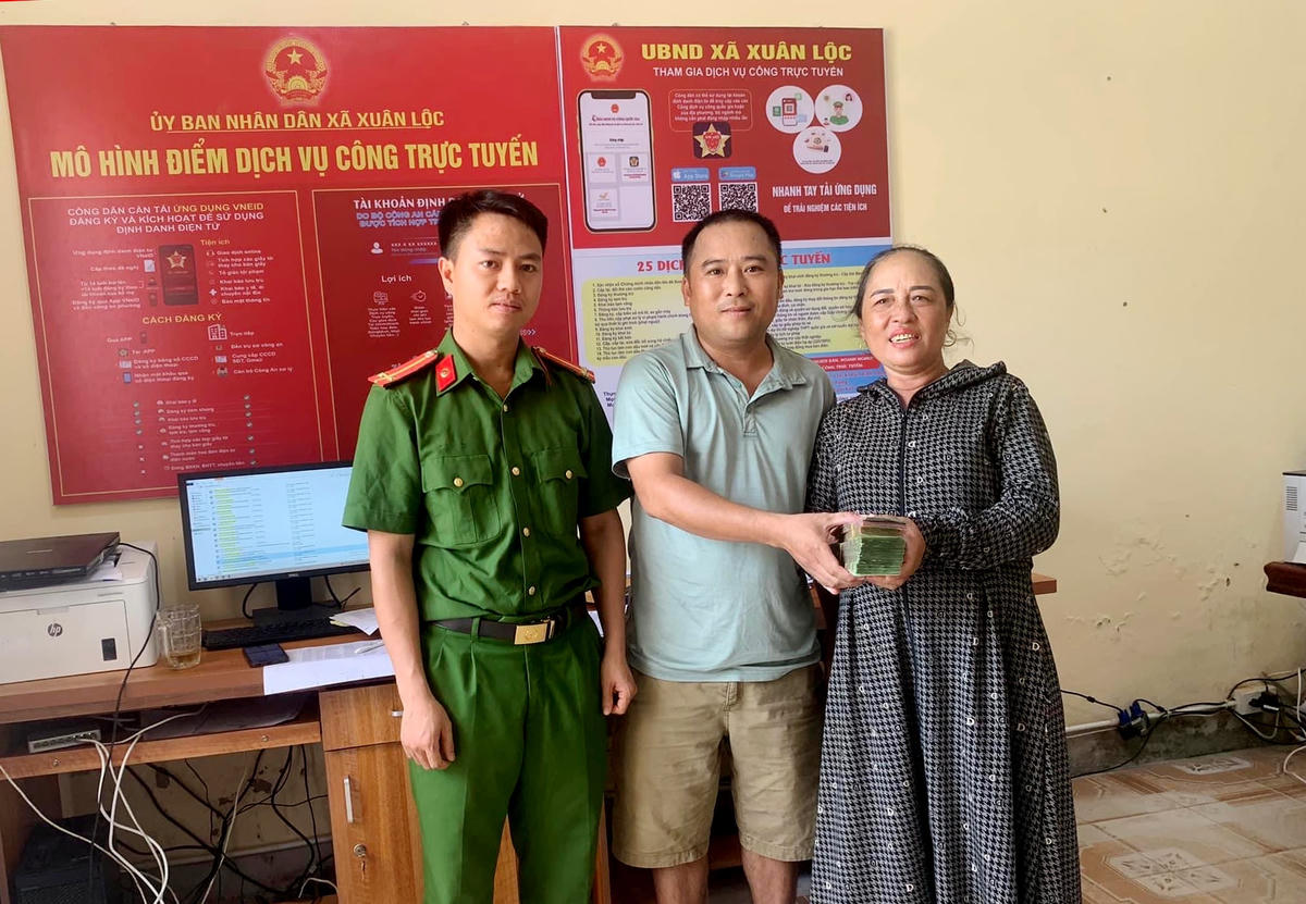 Anh Nguyễn Quốc Tuấn trả lại số tiền cho người phụ nữ đánh rơi. 