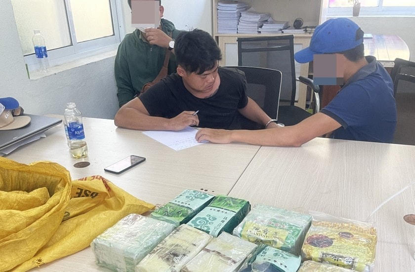 Trà Văn Công và Đặng Quang Hiếu bị bắt giữ cùng tang vật 9 kg ketamine và ma túy đá. Ảnh: Công an Đà Nẵng.