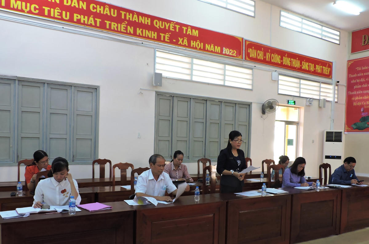 Đại biểu đặt vấn đề tại buổi giám sát.