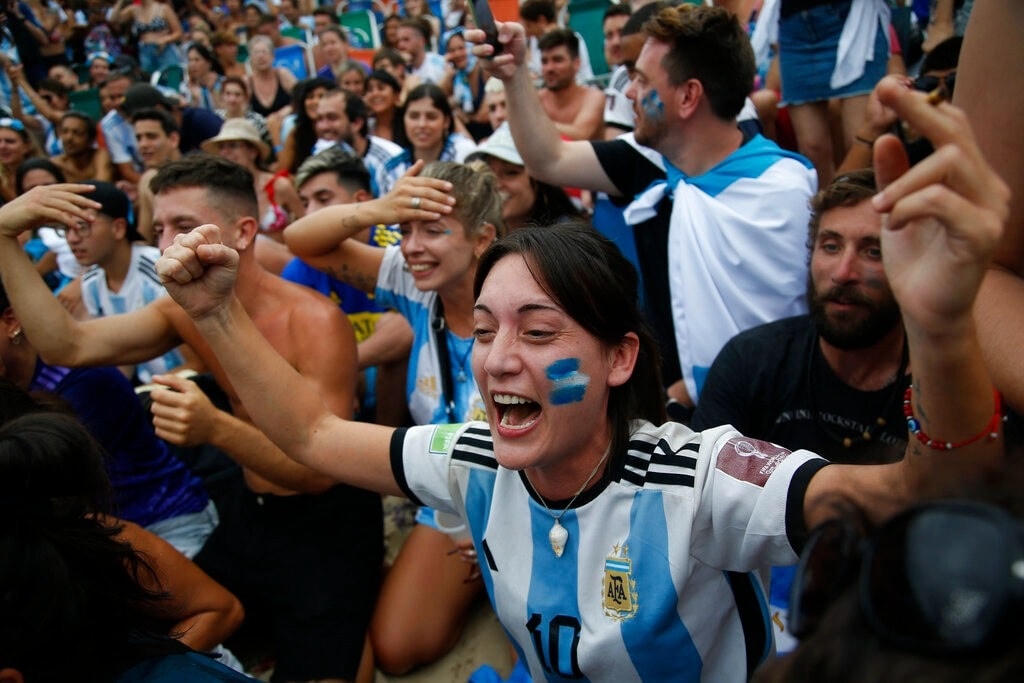CĐV Argentina ăn mừng ở trên khán đài SVĐ Lusail sau bàn thắng của Messi ở hiệp phụ thứ nhất (Ảnh: AP).