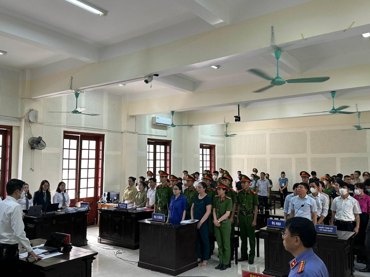 Bị cáo Lê Thị Dung (đứng, áo xanh) tại phiên xét xử phúc thẩm sáng ngày 12/6.
