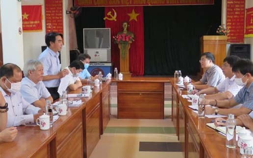 Ông Hồ Hồng Nam, Phó Chủ tịch thường trực Ủy ban MTTQ Việt Nam tỉnh Phú Yên và các thành viên đoàn giám sát làm việc với Sở GT-VT về việc thực hiện tiêu chí giao thông trong xây dựng NTM. 