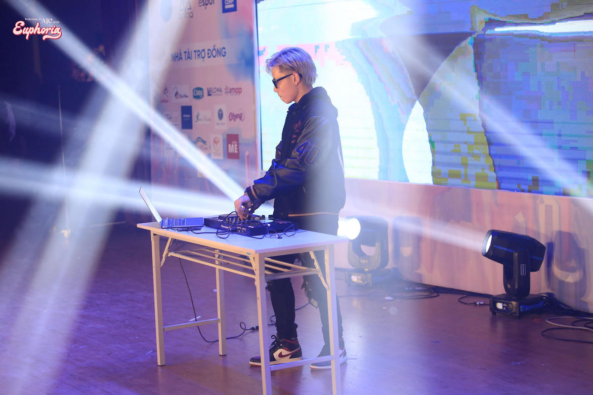 Không khí đêm nhạc khó có thể hạ nhiệt với những set nhạc đến từ bộ đôi MC Havok và DJ Nazk.