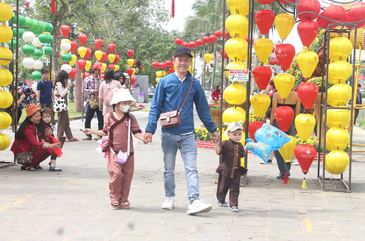 Du khách đến tham quan phố cổ Hội An vào đầu năm mới.
