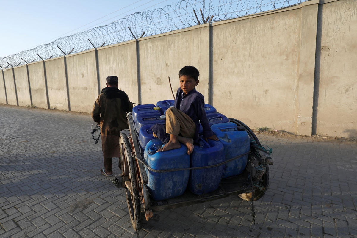 Những thùng nước này là nguồn sống của các khu dân cư ở Jacobabad. Ảnh: Reuters.