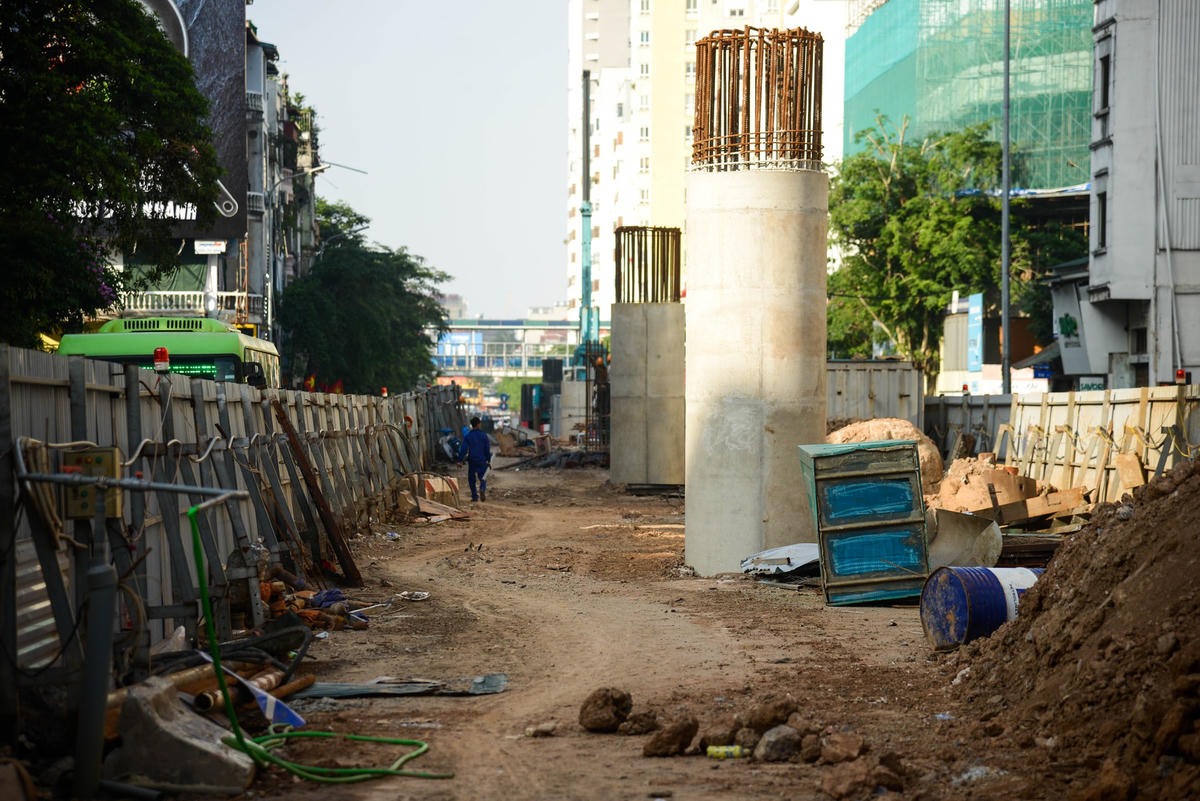 Hiện nay bên trong không có nhiều công nhân làm việc.