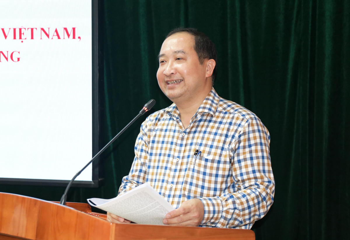 Ông Vy Tư Liệu, Vụ trưởng Vụ Đoàn thể Nhân dân, Ban Dân vận Trung ương trình bày báo cáo tại Hội nghị.