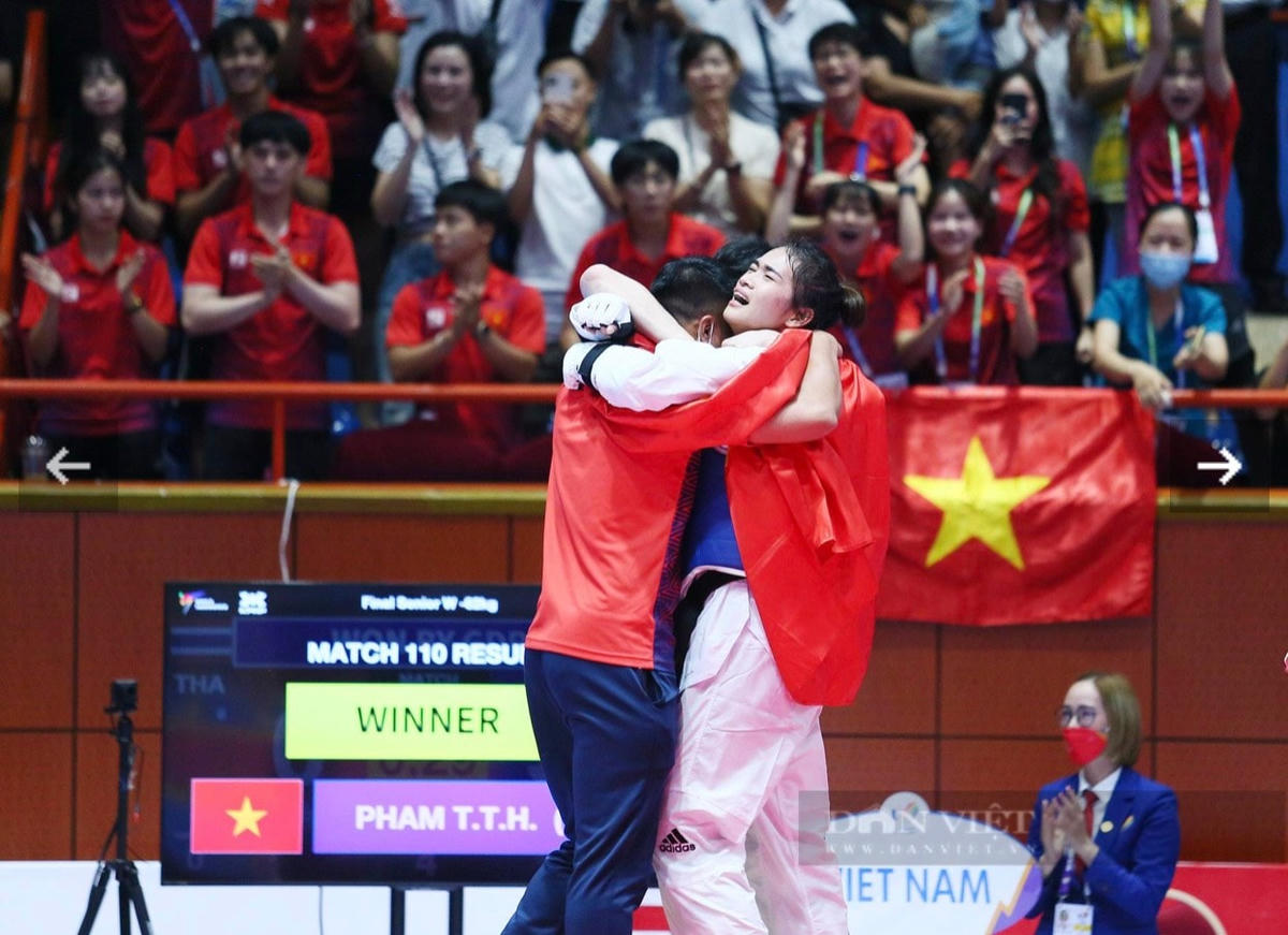 Phút giây khán giả và nhà vô dịch trong niềm vui hạnh phúc.  Ảnh: Dân Việt.