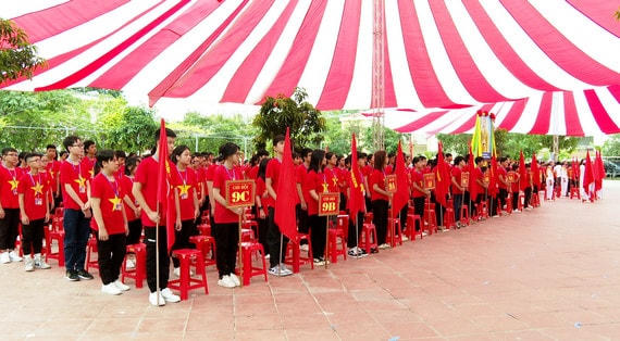Học sinh Trường THCS Ninh Thành, TP Ninh Bình mặc áo in hình cờ tổ quốc trong lễ khai giảng.