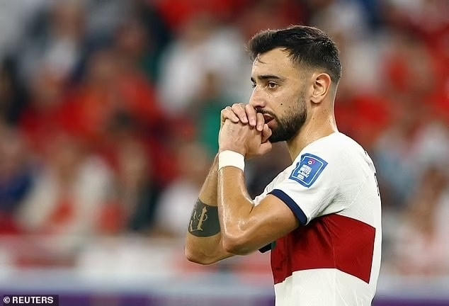Bruno Fernandes cũng bày tỏ sự thất vọng tột cùng sau trận thua của Bồ Đào Nha (Ảnh: Reuters).