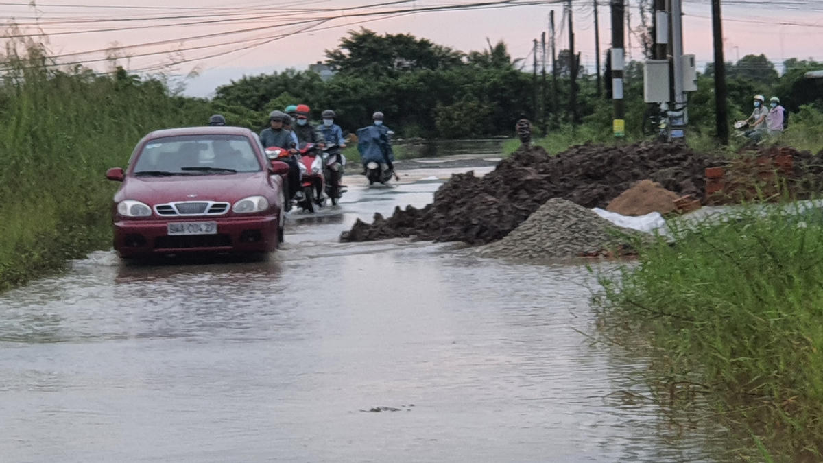 Khu dân cư Thiên Long phường 5 do hạ tầng thấp kém, mặt bằng thấp, đường, hệ thống thoát nước không đầu tư xây dựng khiến cho tình tạng ngập nước ở đây trầm trọng thêm.