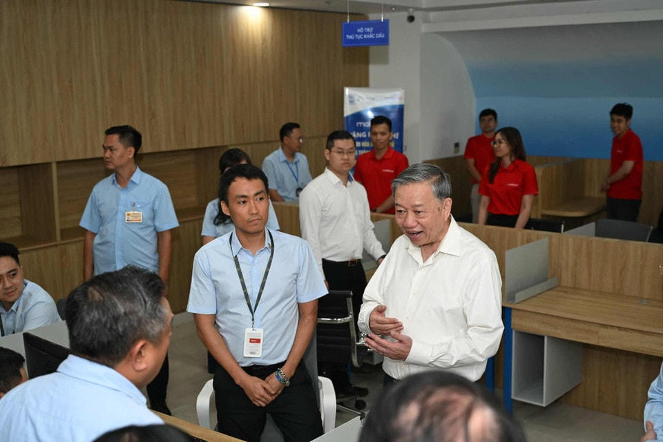 Tổng Bí thư Tô Lâm đến thăm, kiểm tra hoạt động tại Trung tâm phục vụ Hành chính công Hà Nội Chi nhánh số 1 tại đường Võ Chí Công. (Ảnh: Minh Sơn/Vietnam+)