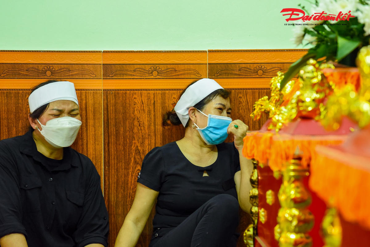Nhìn ba cỗ quan tài đặt cạnh nhau trong  nhà, cùng tiếng khóc nức nở như ai oán của người thân, hàng xóm quyện vào khói hương nghi ngút trên bàn thờ khiến ai cũng bàng hoàng, thương tiếc. 