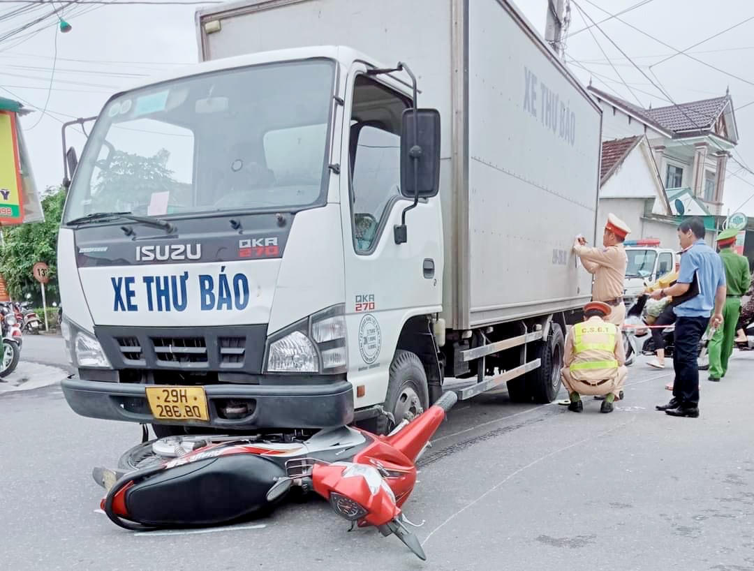 Hiện trường vụ tai nạn khiến cụ ông tử vong trên đường đi cấp cứu.