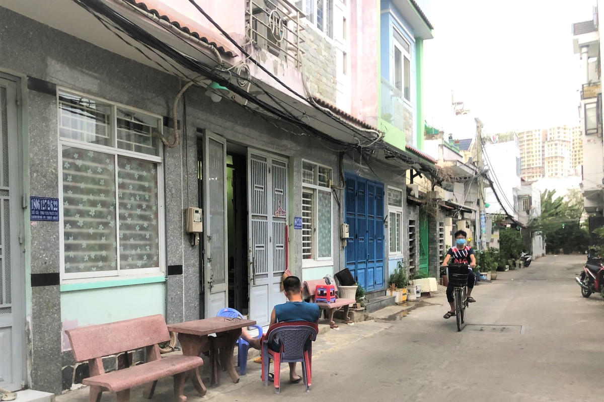 Người dân lo lắng việc đổi lại số nhà, tên đường có thể gây nhiều phiền toái khi thực hiện hồ sơ hành chính, chuyển nhượng nhà đất.