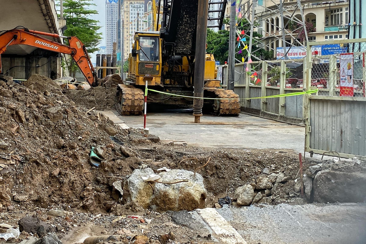 Trước đó, ngày 9/5/2023, Sở GTVT Hà Nội đã cấp giấy phép thi công số 145/GP-SGTVT cho phép rào chắn khu vực nút giao Mai Dịch và chấp thuận phương án phân luồng giao thông phục vụ thi công hạng mục 2 đơn nguyên cầu đô thị và tổ chức giao thông nút giao Mai Dịch.
