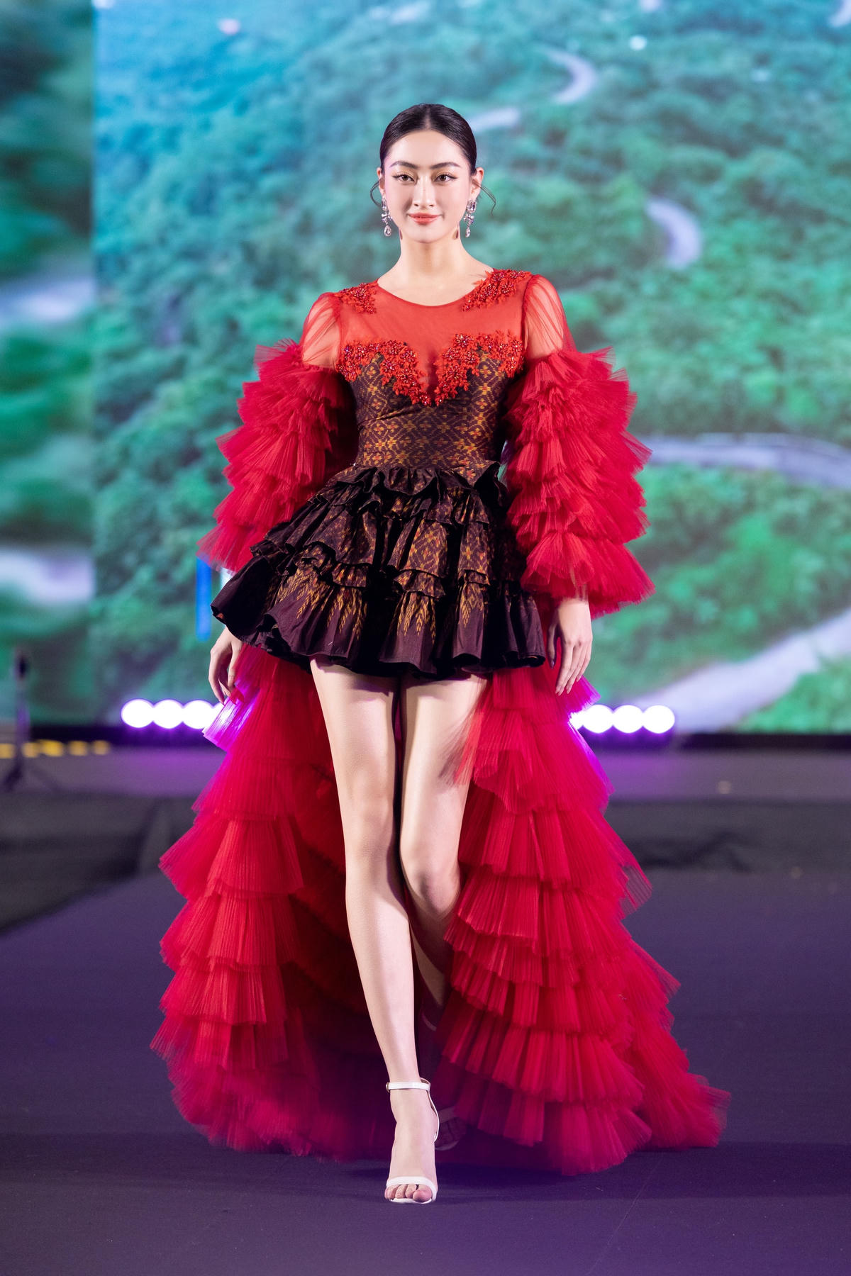 Bộ sưu tập "First Love" của nhà thiết kế trẻ Ruby Trần do Hoa hậu Lương Thùy Linh kết màn.