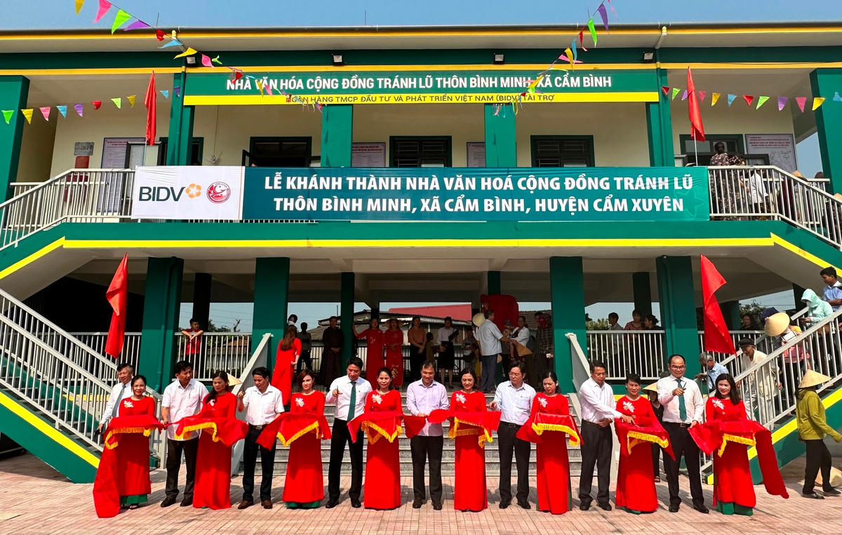 Khánh thành nhà văn hóa cộng đồng tránh lũ thôn Bình Minh, xã Cẩm Bình, huyện Cẩm Xuyên.