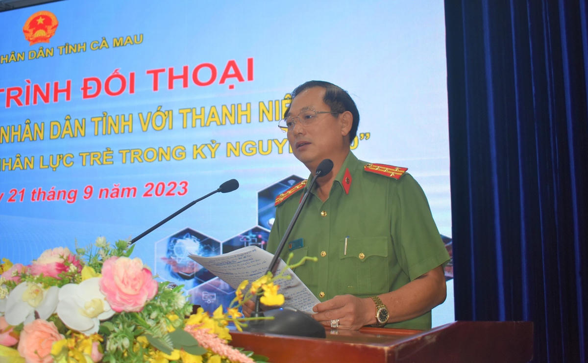 Đại tá Nguyễn Phúc Cường, Phó Giám đốc Công an tỉnh Cà Mau chia sẻ các thủ đoạn lừa đảo qua mạng tại buổi đổi thoại với thanh niên.