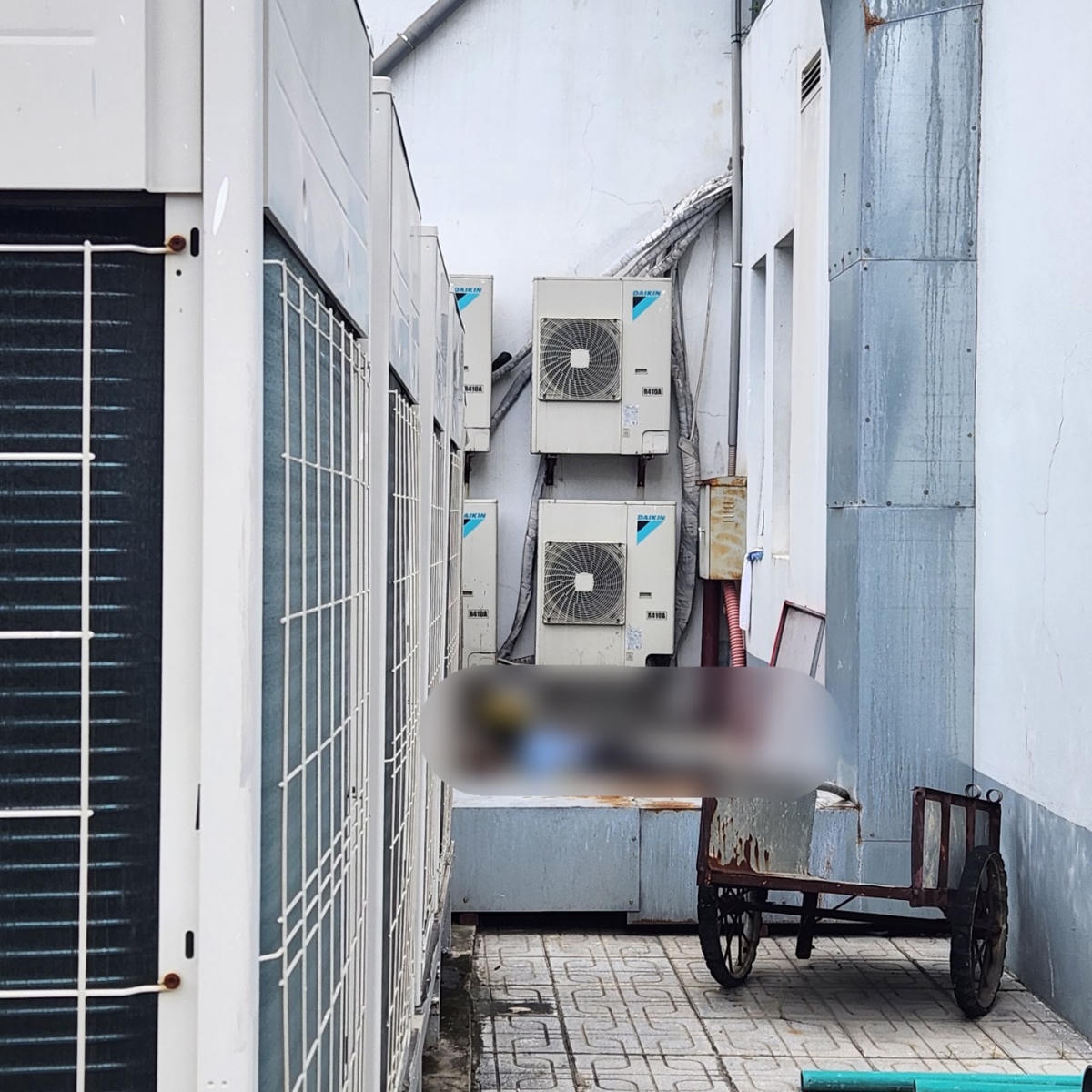 Thi thể của ông H.A.D được phát hiện vào khoảng 8h50 sáng nay (2/7) trong khuôn viên tòa nhà liên cơ quan số 3.