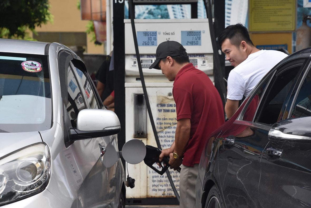 Sau khi giá xăng E5 RON 92 về 25.070 đồng (giảm 2.710 đồng), xăng RON 95-III là 26.070 đồng (giảm 3.600 đồng) một lít, người dân đứng đổ xăng chật kín tại các cây. Ảnh: Hoàng Chiến.