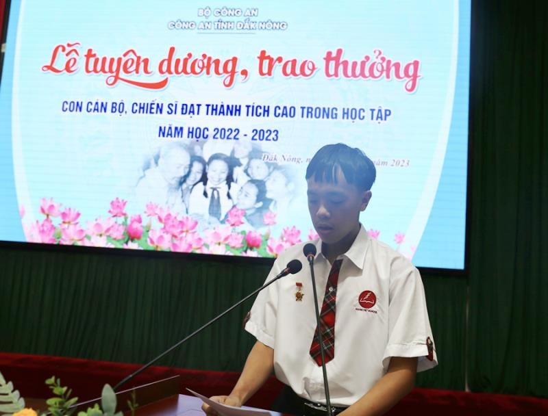Thay mặt cho con CBCS Công an Đắk Nông, cháu Trần Mạnh Dũng phát biểu cảm tưởng và bày tỏ quyết tâm nỗ lực rèn luyện, phấn đấu.