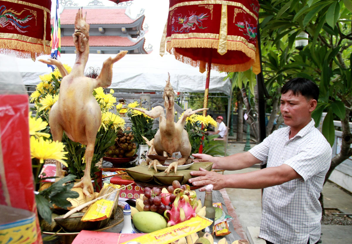 Theo người dân nơi đây, việc chọn mua gà không phải dễ, phải là người thông thạo để nhìn con gà còn sống là biết được khi tạo thế có đẹp hay không. Công đoạn vặt lông phải hết sức cẩn thận để không làm ảnh hưởng đến da gà. Sau khi làm sạch, gà được tạo thế bay, quỳ, đứng, ngồi… với sự hỗ trợ của dây thép, lạt giang.