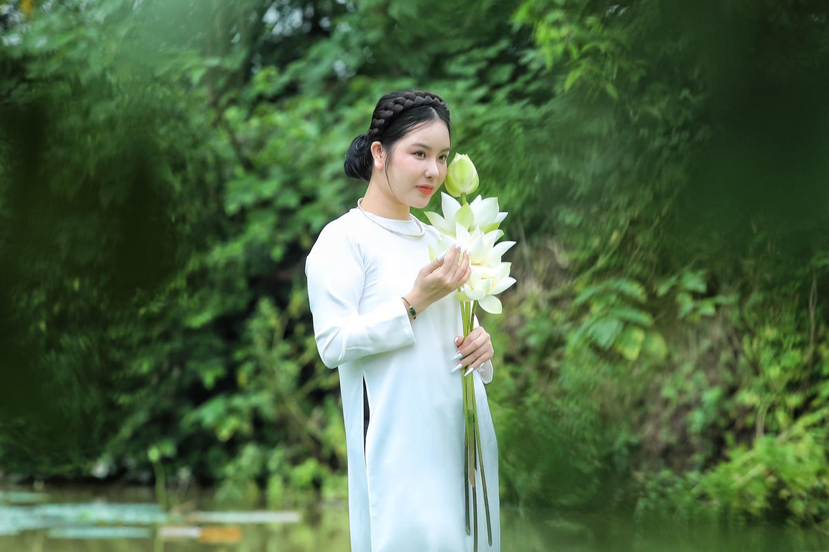 Ngay sau khi biết tin đầm sen trắng nở, nhiều người đã chuẩn bị váy áo để đi chụp ảnh cùng loài hoa tinh khiết, thanh tao này.