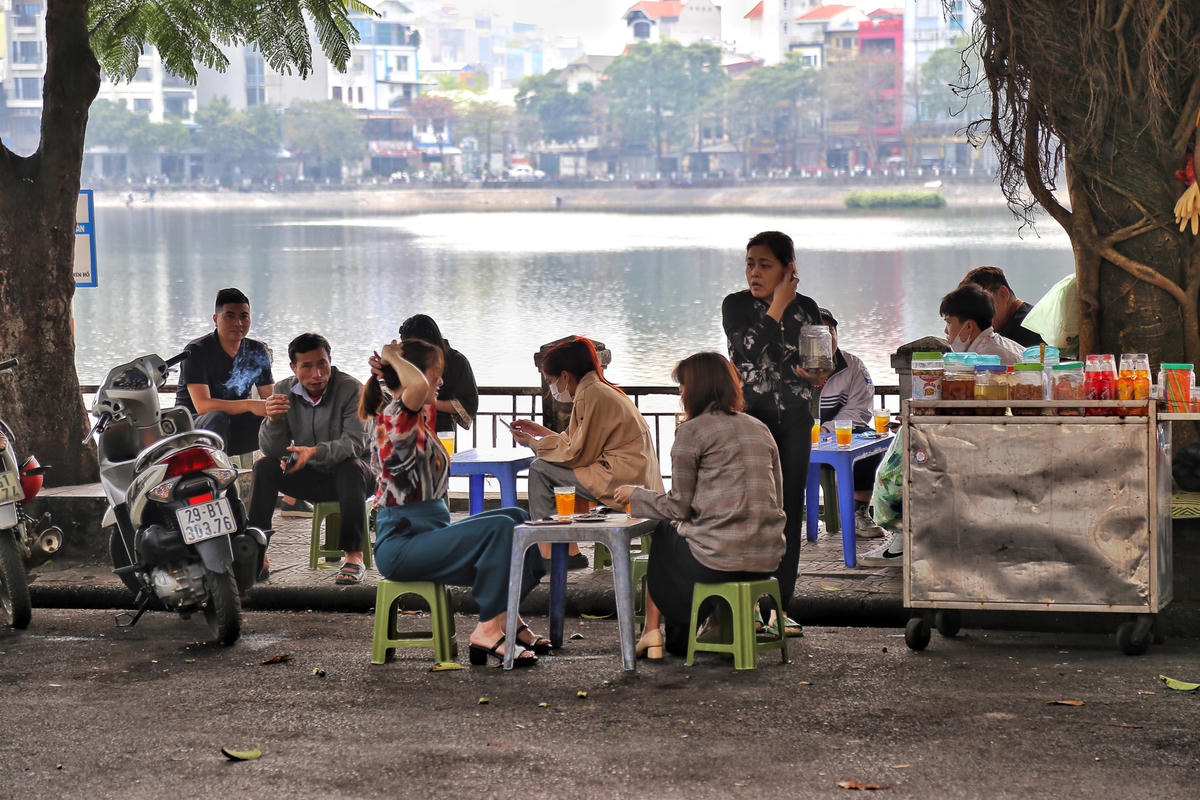 Đồng thời, kiên quyết xóa bỏ các điểm hè phố, lòng đường bị chiếm dụng trái phép để làm nơi kinh doanh buôn bán, trông giữ phương tiện, trả lại nguyên trạng hè phố với phương châm "giành lại vỉa hè phong quang, sạch đẹp cho người đi bộ".
