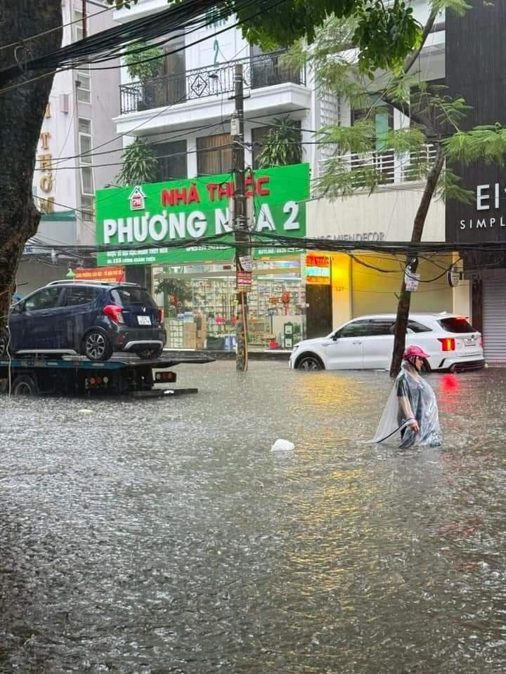 Nhiều phương tiện bị ngập nước trên đường Lương Khánh Thiện (quận Ngô Quyền) phải nhờ sự trợ giúp của lực lượng cứu hộ.