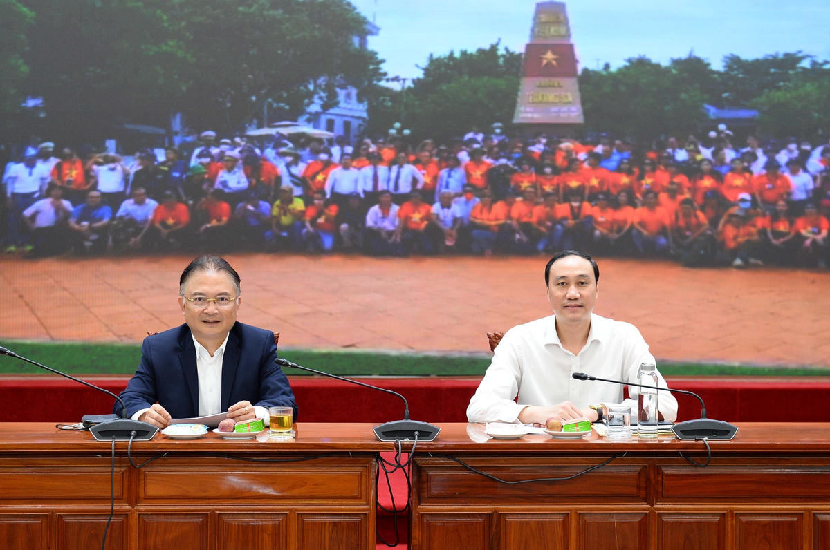 Phó Chủ tịch UBTƯ MTTQ Việt Nam Phùng Khánh Tài, Phó chủ nhiệm Ủy ban Nhà nước về NVNONN Ngô Hướng Nam tại buổi gặp mặt.
