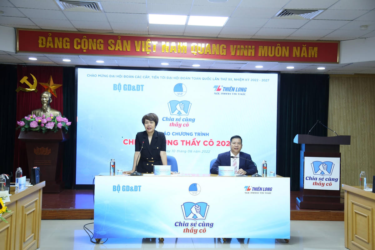 Ban tổ chức trao đổi thông tin tại buổi họp báo.