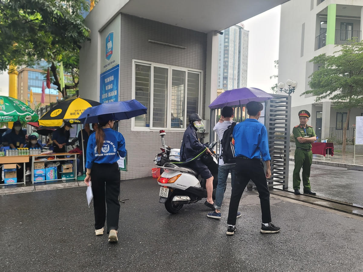 Hà Nội: Thí sinh 'đội mưa' đi thi môn đầu tiên