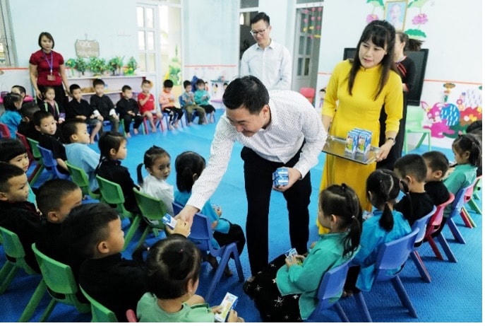 Đại diện Vinamilk trao sữa cho các em học sinh trường tiểu học Húc Động và mầm non Vô Ngại trên địa bàn huyện miền núi Bình Liêu, Quảng Ninh.