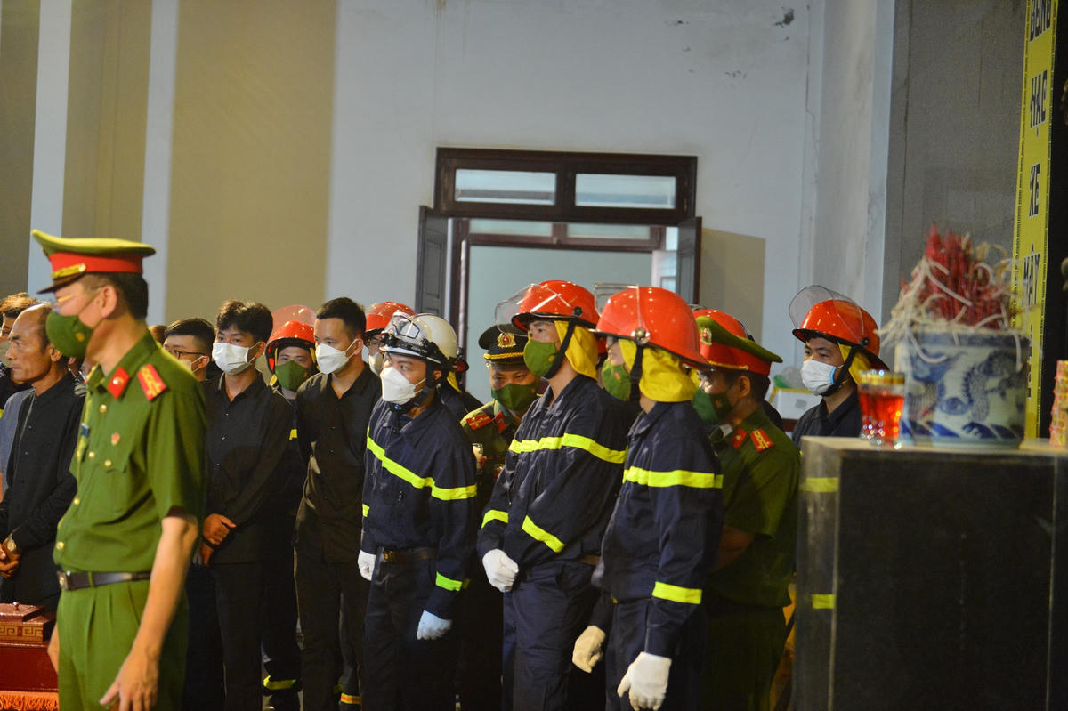 Những ánh mắt thất thần, đau xót tiễn đưa 3 liệt sĩ về nơi an nghỉ cuối cùng...