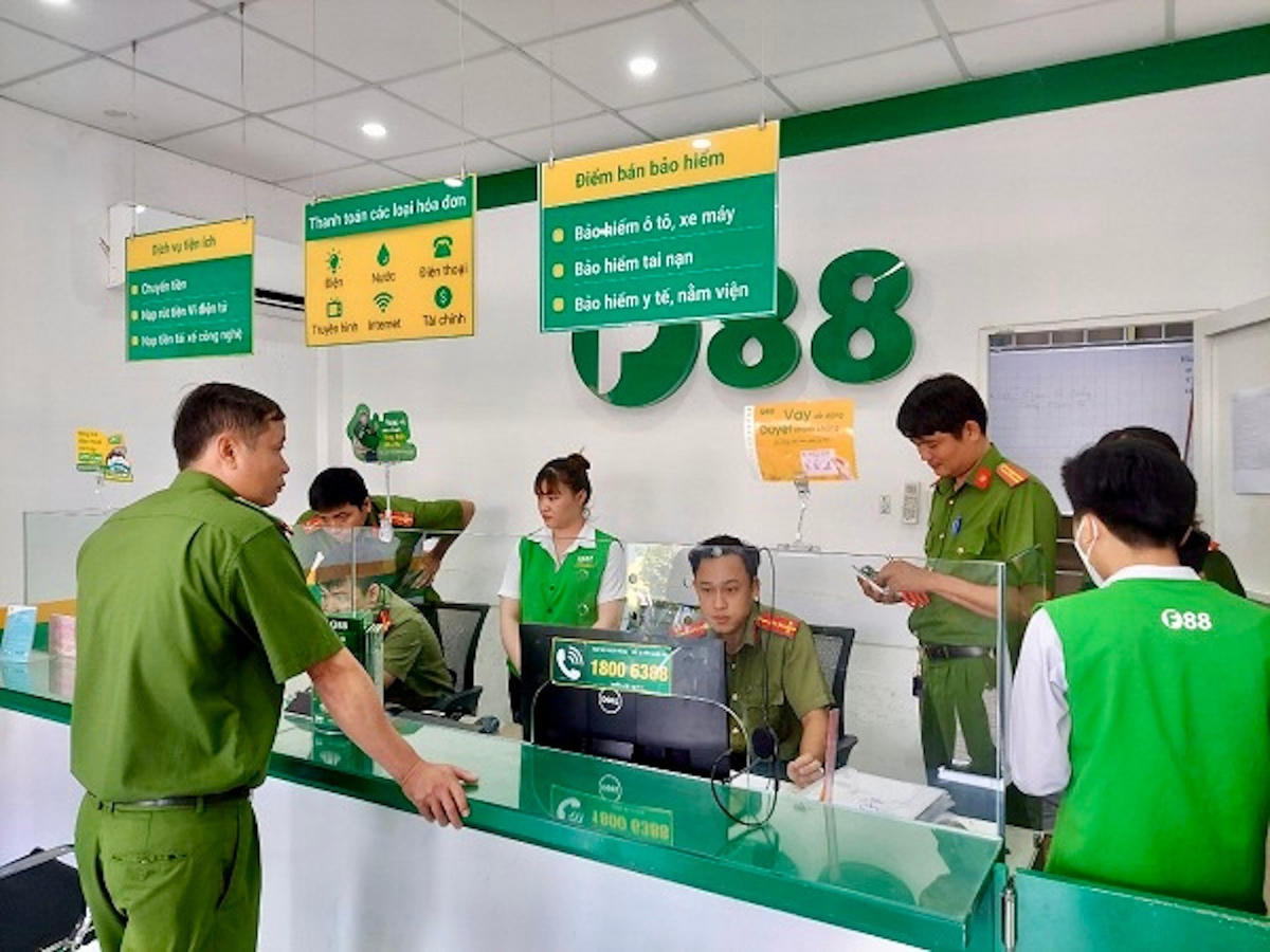 Công an khám xét 1 trụ sở của F88 tại Đồng Tháp (ảnh: Trang TTĐT Công an Đồng Tháp).