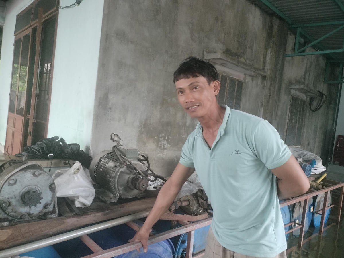 Ông Châu Văn Cư chia sẻ về làm bè chứa đồ đạc.