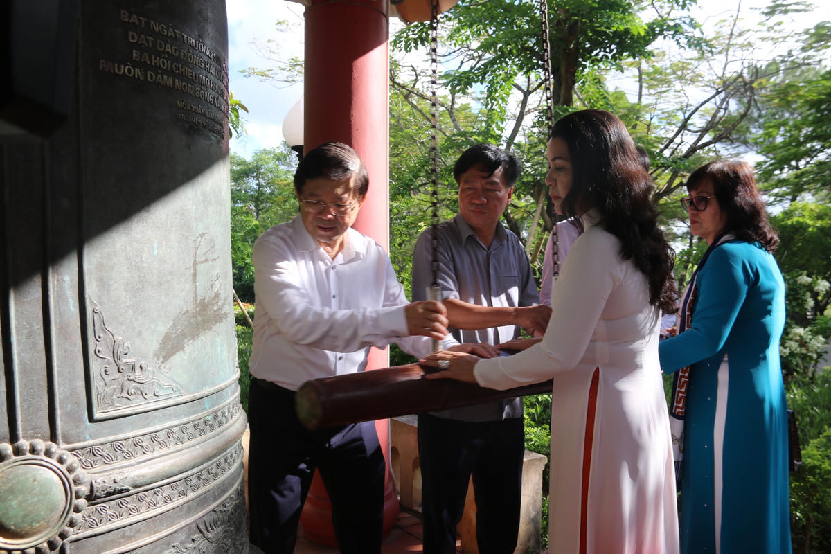 Tri ân anh hùng liệt sĩ, trao quà cho các gia đình chính sách tại Quảng Trị