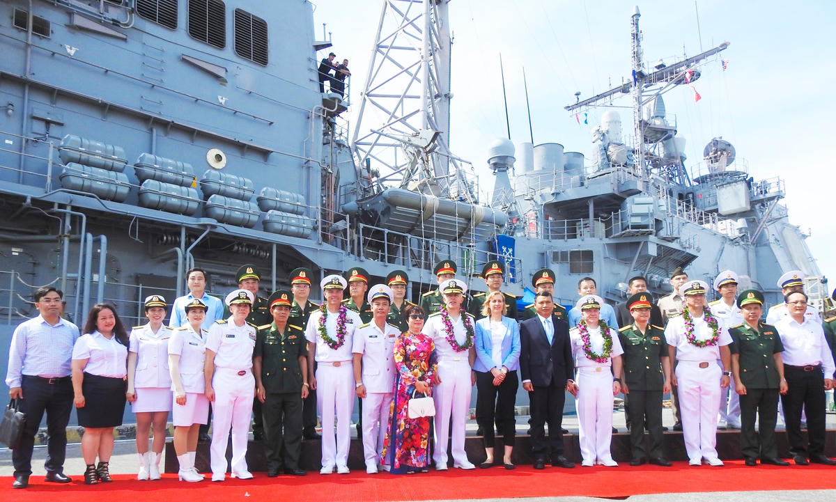 Nghi thức xã giao tại Lễ đón Tàu sân bay USS Ronald Reagan. Ảnh: Thanh Tùng.