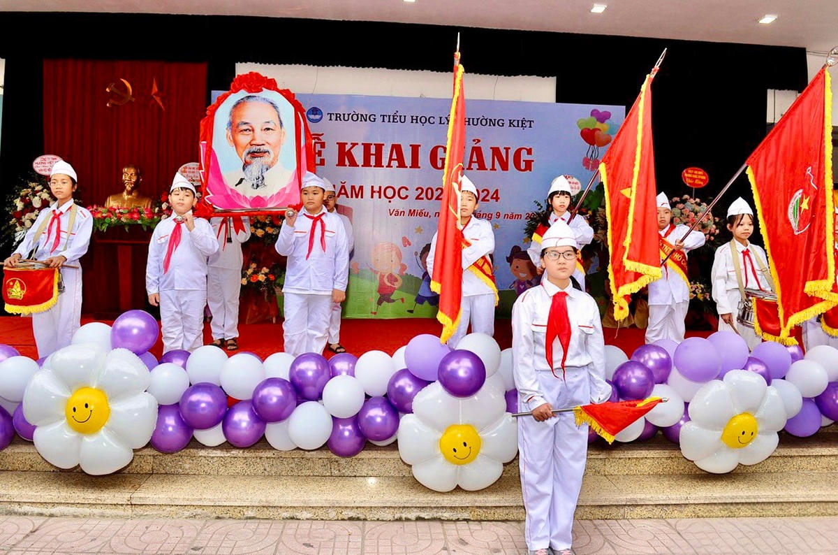 Nghi thức chào cờ tại Lễ khai giảng năm học 2023-2024 của cô và trò Trường Tiểu học Lý Thường Kiệt.