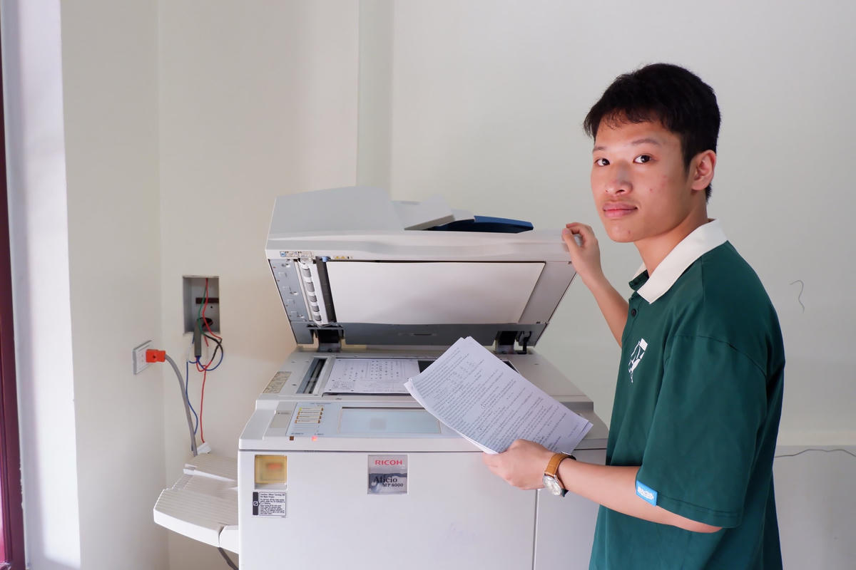 Chiếc máy photo được gia đình sắm tại nhà để Anh Quân ôn luyện đề thi thử.