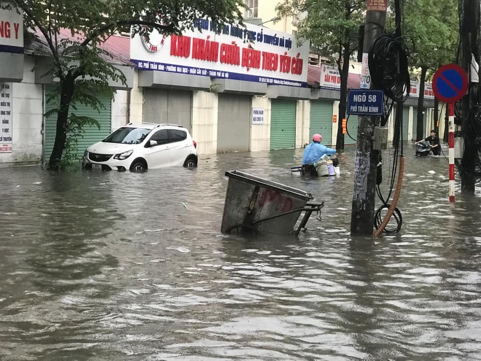 [ẢNH] Người Hà Nội bì bõm lội trên các phố sau cơn mưa tháng Năm