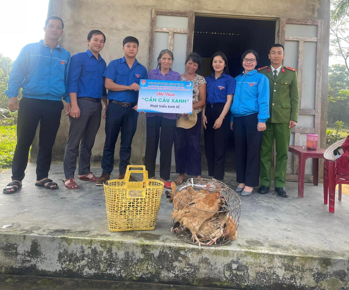 Đại diện Huyện đoàn Phú Lộc trao hỗ trợ gà giống cho gia đình bà Nguyễn Thị Huệ.