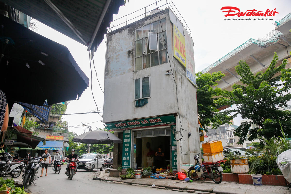 Hiện khu vực tầng 1 của ngôi nhà đang được cho thuê kinh doanh buôn bán.