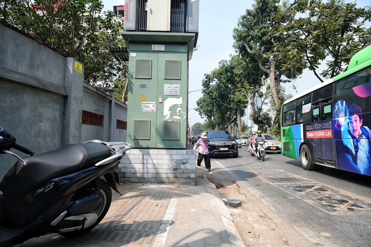 Dọc vỉa hè Kim Mã theo hướng Nguyễn Thái Học, đa số phần vỉa hè dành cho người đi bộ đều rất hẹp, có những đoạn bị xe máy chiếm trọn, khiến cho người đi bộ phải luồn lách vượt qua.