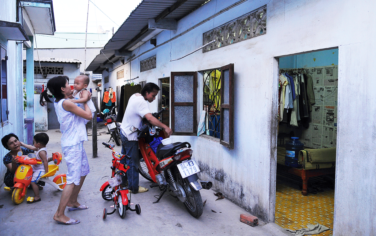 Nhiều gia đình công nhân sống trong những khu nhà trọ thiếu thốn tiện nghi.