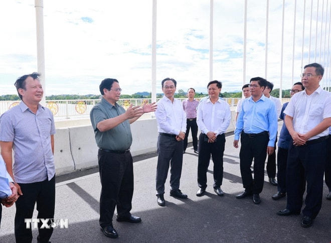 Thủ tướng Phạm Minh Chính thị sát cầu Nguyễn Hoàng bắc qua sông Hương. (Ảnh: Dương Giang/TTXVN) ttxvn-thu-tuong-tham-mot-so-du-an-cua-thanh-pho-hue-8172739-1.jpg